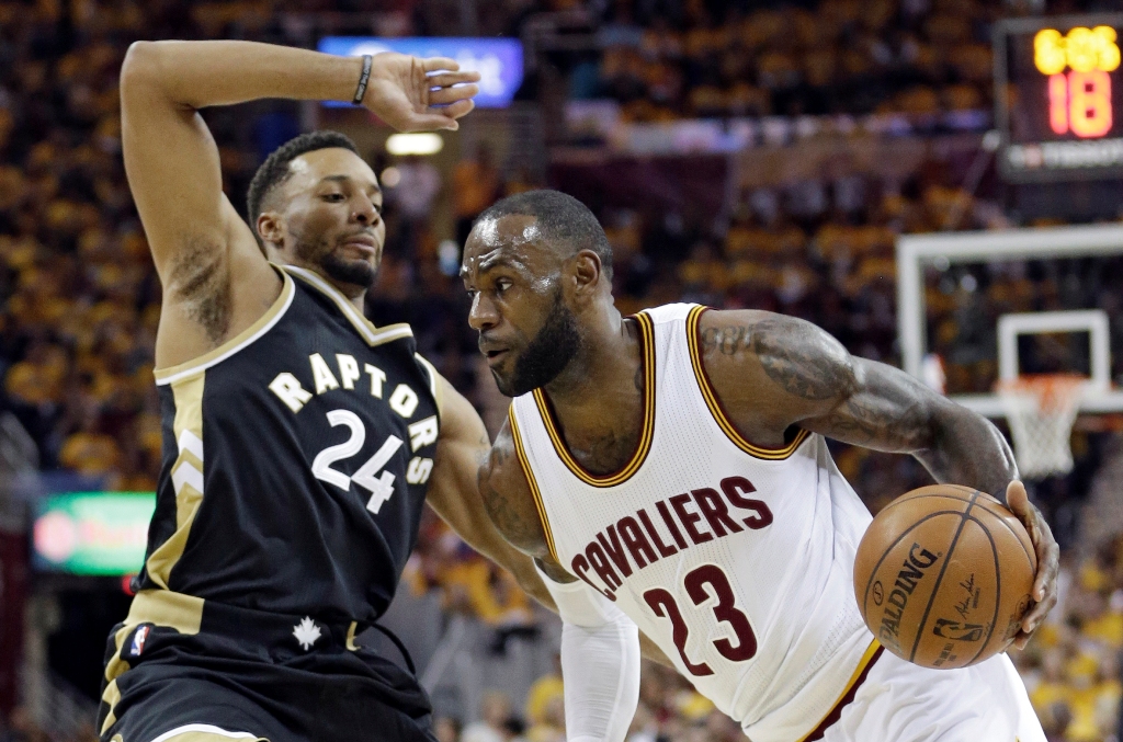 Lebron busca retacar el balón para dejar la serie a favor de los Cavs.