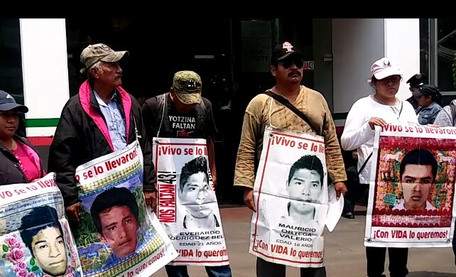 Los padres de familia se colocaron en la entrada, sin afectar la vialidad, ni el acceso a la dependencia.
