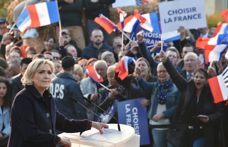 Le Pen, que cuenta con el 40 por ciento de los votos frente al 60 de Macron, también recibió insultos. 