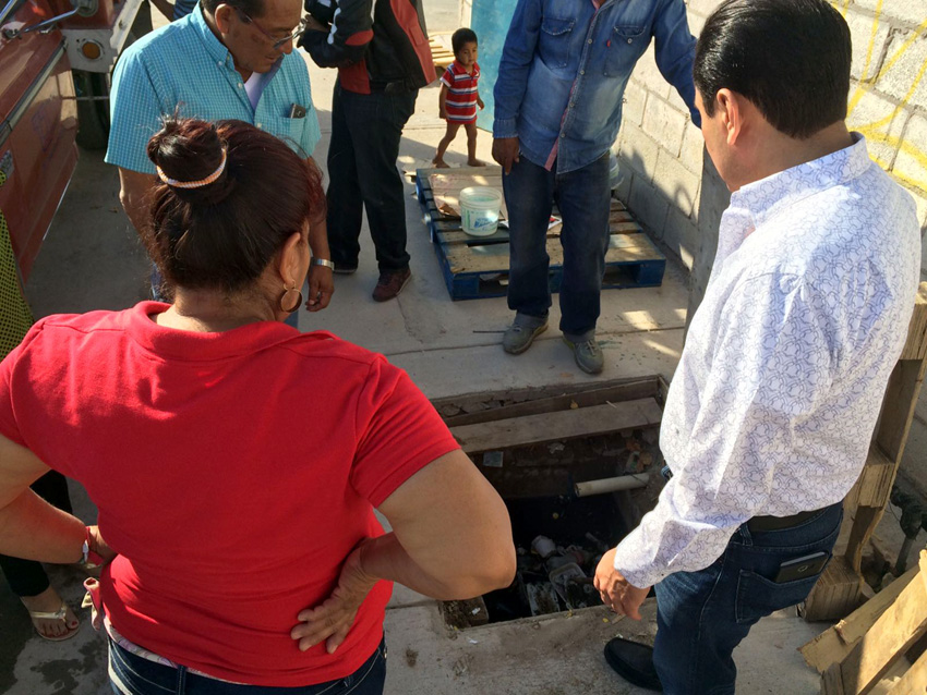 Personal de Simas Torreón, retira basura de redes sanitarias de colonia Zaragoza Sur.