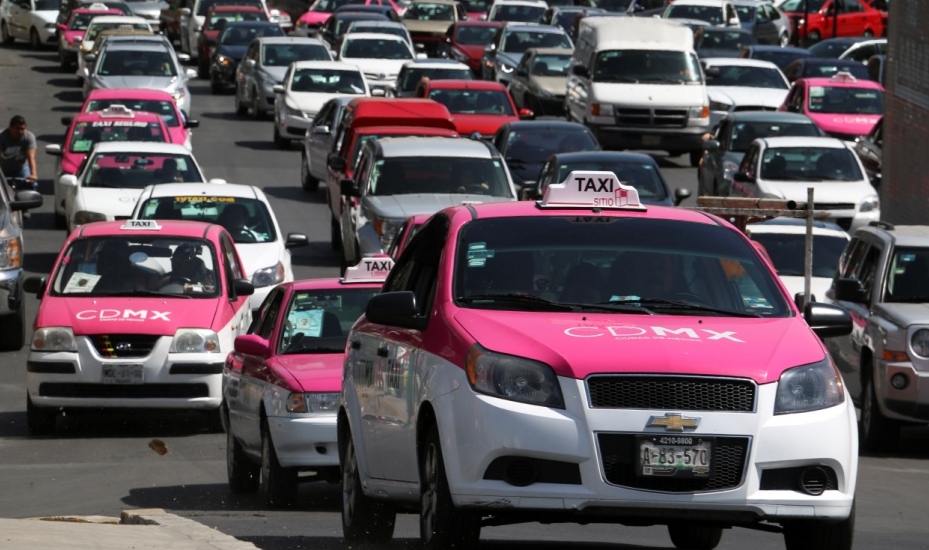 Las placas de taxi cambiarán del color blanco al amarillo y tendrán la leyenda Ciudad de México.
