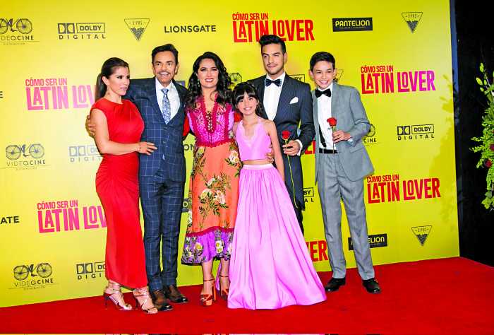 Posó con su familia y con Salma, quien es su hermana en la historia.
