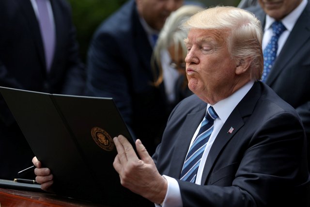 El presidente de EU, Donald Trump, firmó el decreto para flexibilizar las reglas con los religiosos.