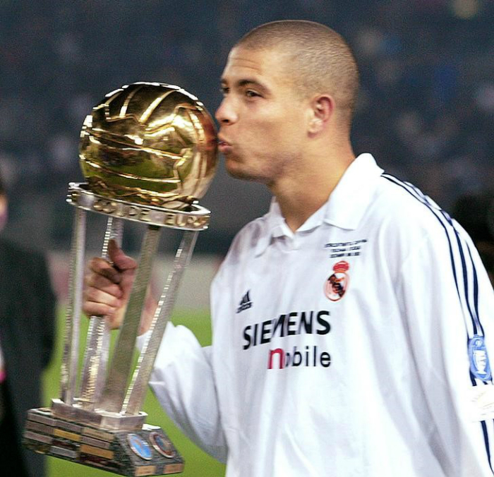 Ronaldo besando la Copa Intercontinental