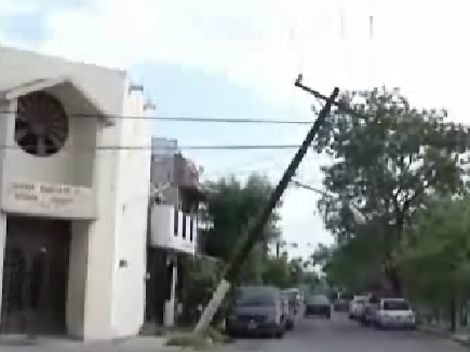 Al sitio arribaron cuadrillas de la CFE y de Teléfonos de México para reparar los daños y restablecer los servicios.