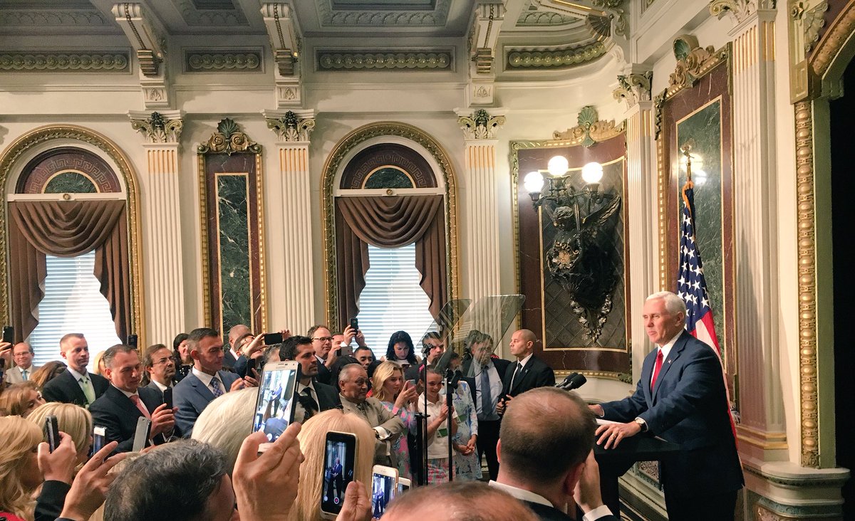 El vicepresidente de EU, Mike Pence, dijo que los latinos son una prioridad para Trump.