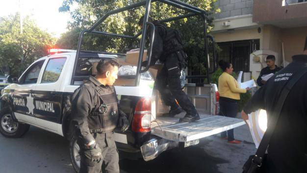 En total se decomisaron 35 cajas de cartón de varios tamaños que contenían varios cohetes, así como costales que almacenaban pólvora pura, gris y blan