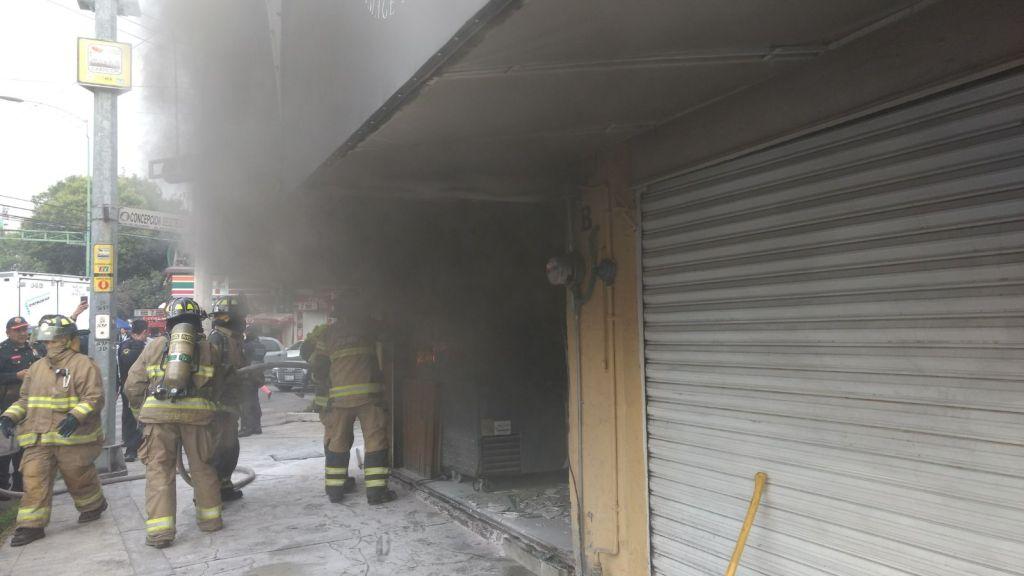 El incendio se reportó alrededor de las 10:00 de la mañana en el interior del restaurante “La más poblana”.