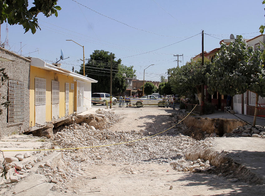 Las autoridades trabajan en remediar los desastres causados por el abra.