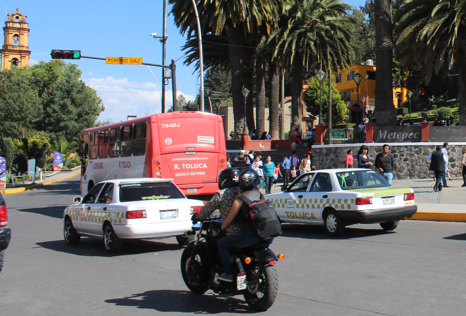 Unidades de transporte público en el centro de Metepec.
