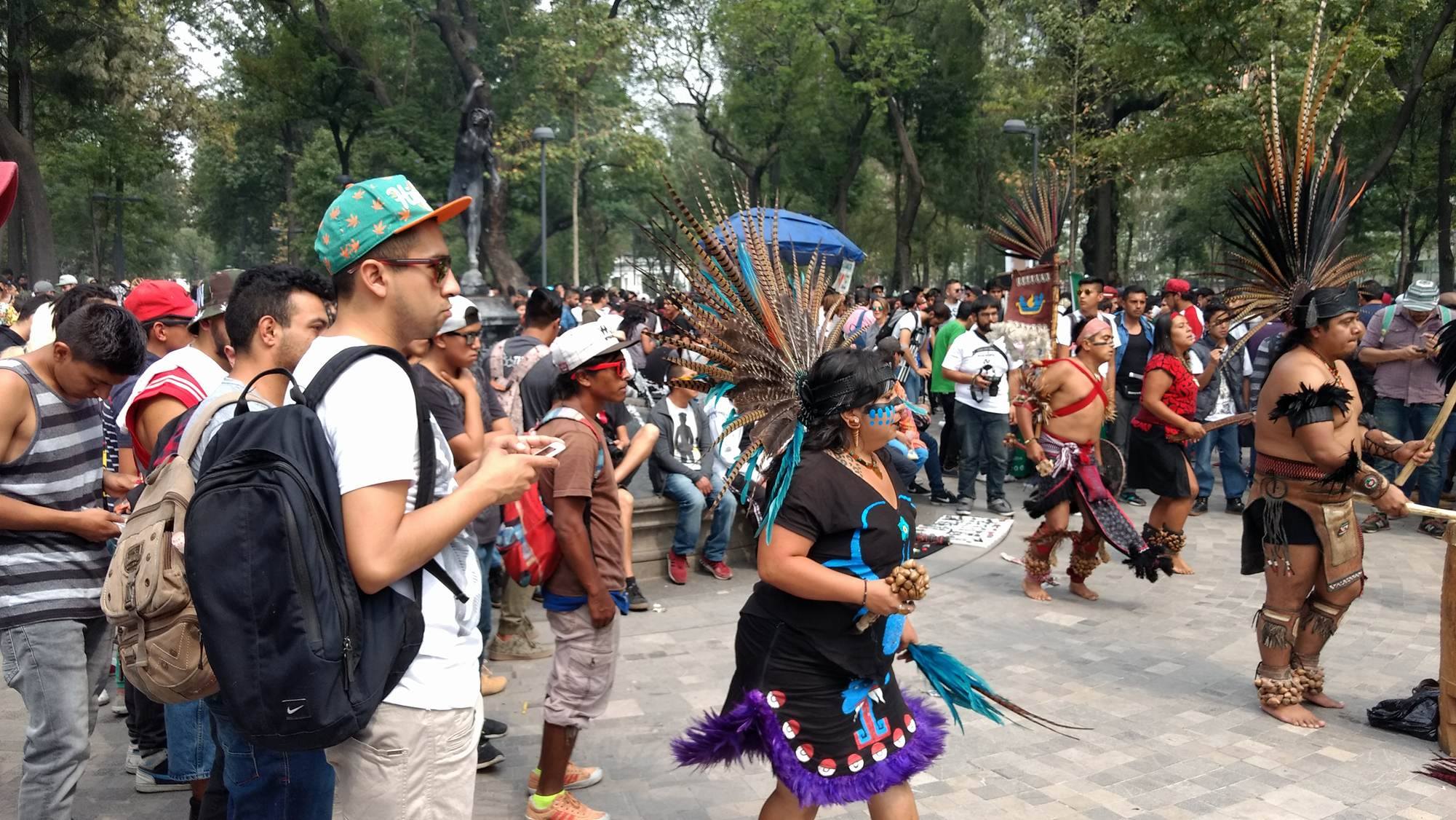 Cientos de personas marchan por la legalización de la mariguana