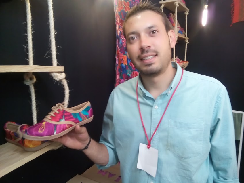 El colombiano Jesús Leonardo Aponte Gómez presenta su tienda ApoArte, en la Expo TlaquepArte 2017.