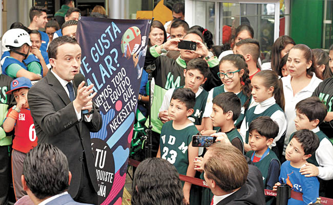 El director general del IMSS, Mikel Arriola, inaugura espacio del instituto en Kidzania.  