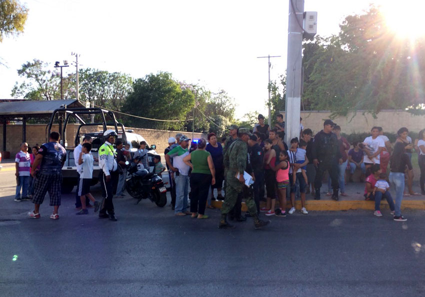 Un grupo de 50 personas bloquearon el paso de la calle Múzquiz.