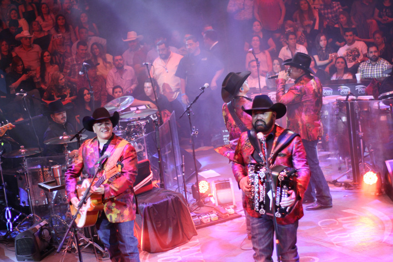 El grupo de Zapata, Texas, logró abarrotar el recinto durante la primera de sus dos presentaciones.