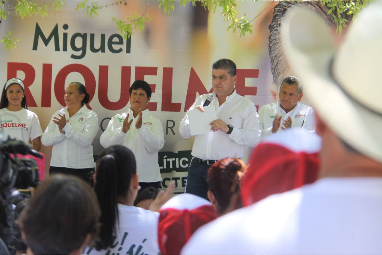 Miguel Riquelme candidato a la gubernatura por la coalición "Coahuila Seguro", presentó sus propuestas en Abasolo.