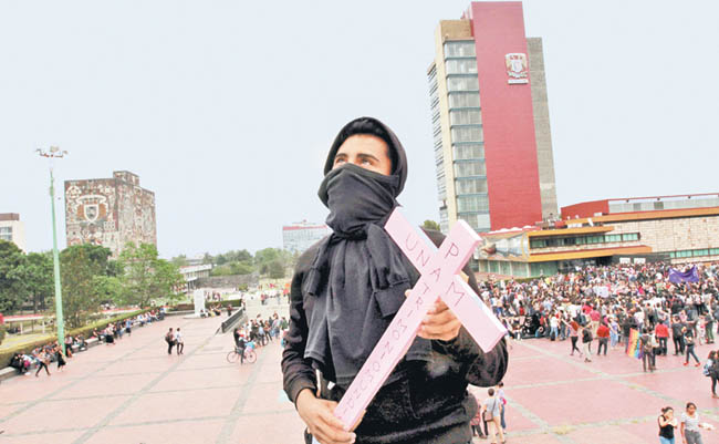 Un participante en la manifestación que concluyó frente a la Torre de Rectoría. 