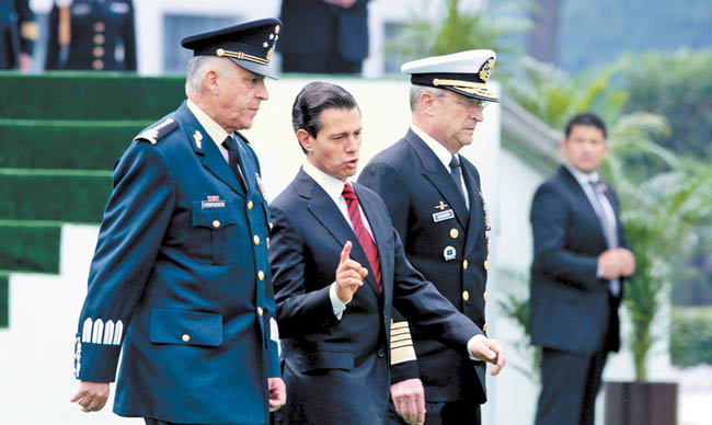 El Presidente acompañado de los secretarios de la Defensa, Salvador Cienfuegos, y de la Semar, Francisco Vidal Soberón, en el Campo Marte. 