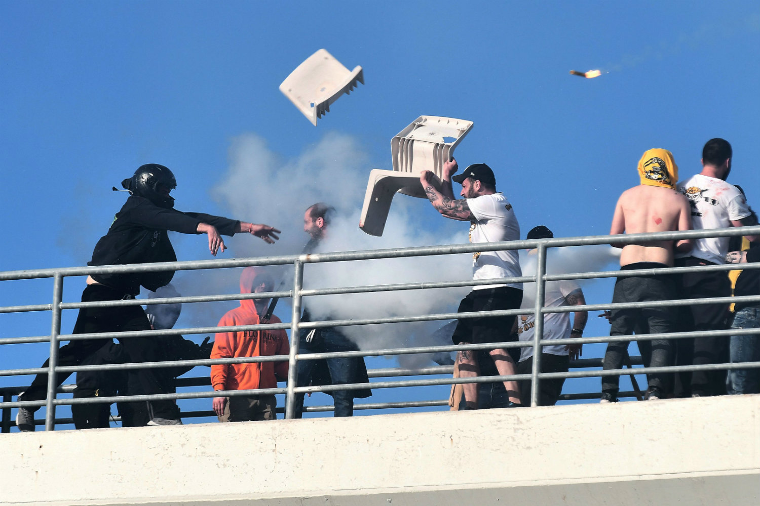 Trifulca entre aficionados del AEK y del PAOK