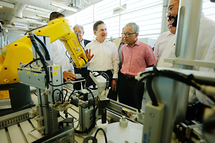 El gobernador José Rosas Aispuro recorrió las instalaciones de la UTD.