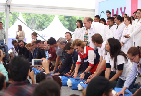 Con el impulso del gobierno capitalino y la Cruz Roja Mexicana, miles de personas se capacitan en reanimación cardio pulmonar, en el Monumento a la Re