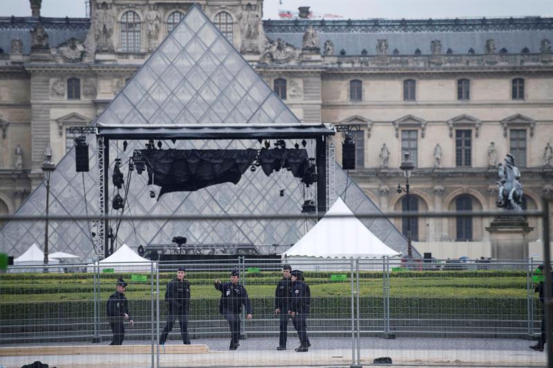 Si Macron gana tiene previsto celebrar su victoria esta noche en la plaza de la pirámide de cristal del Louvre.