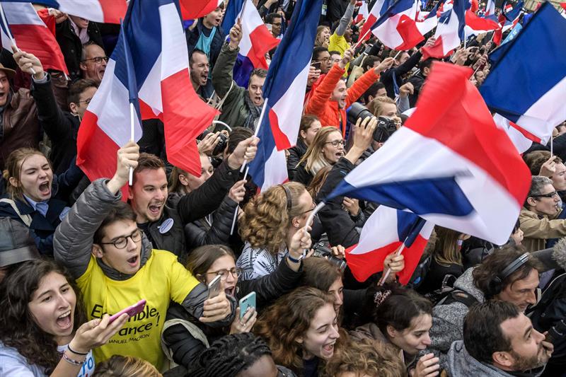 Los "macronistas" celebraron el resultado con gritos de "Macron presidente" y "hemos ganado".