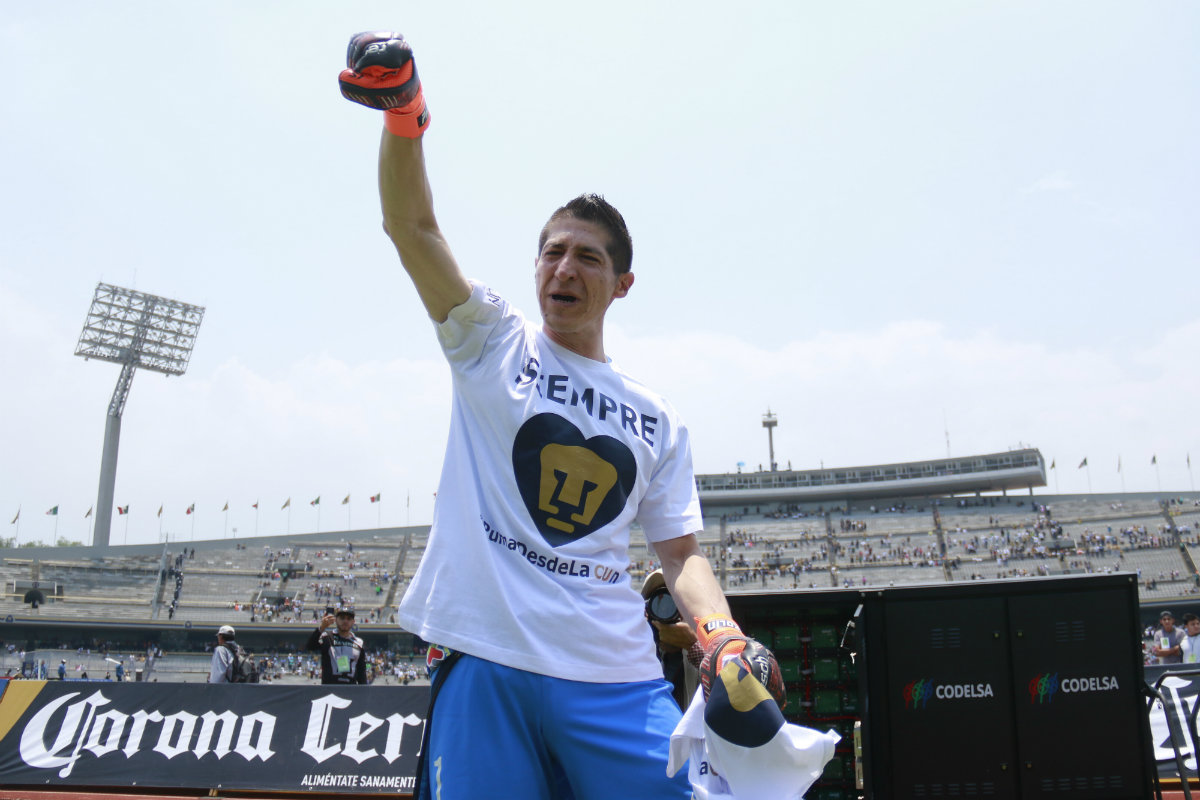 'Pikolín' se acercó a la porra, con una camiseta con la leyenda "siempre puma"