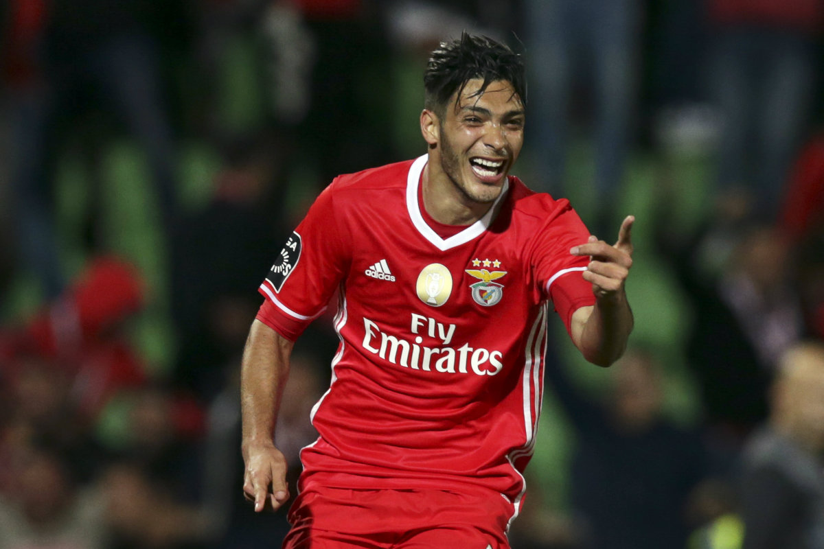Raúl Jiménez festejó tras darle el triunfo a Benfica