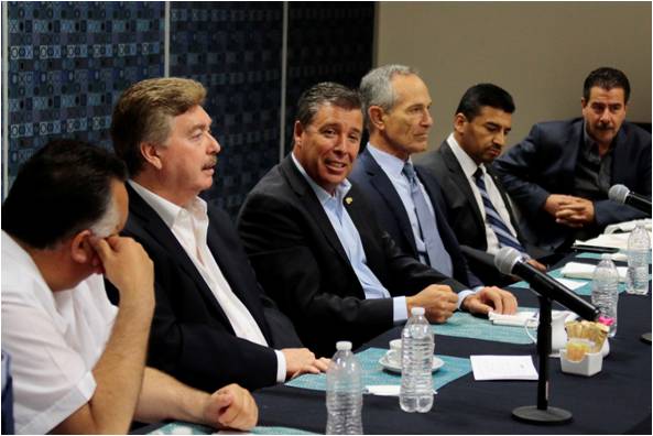 En reunión Miguel Márquez Márquez con Francisco Arturo Vega Lamadrid, gobernador del estado de Baja California.