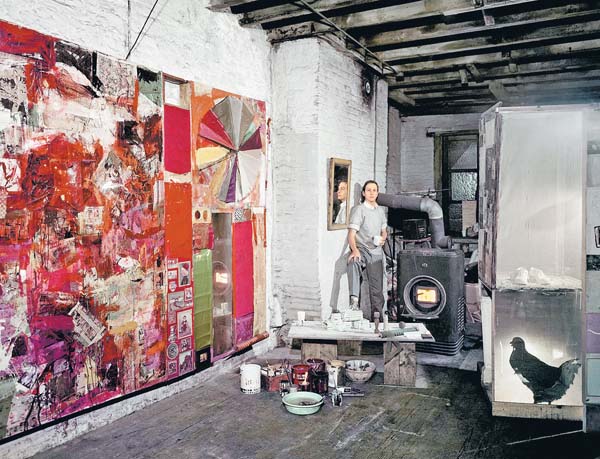 El artista en su estudio en Nueva York, en marzo de 1958, con trabajos como su célebre cuadro "Charlene". 