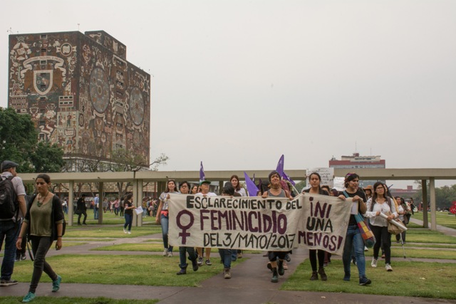Estudiantes de distinas carreras protestaron contra la violencia de género. 