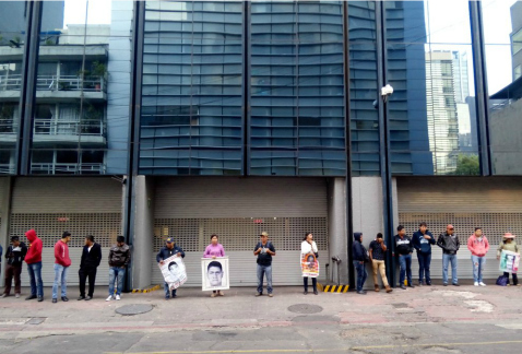 Familiares de los 43 estudiantes desaparecidos de la Normal Rural Raúl Isidro Burgos de Ayotzinapa, Guerrero, cerraron los accesos al edificio de la P
