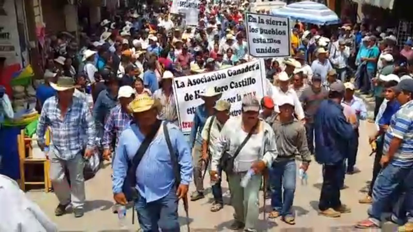 Los habitantes decidieron conformar una autodefensa ante la constante presión que sufren por parte de organizaciones delictivas.