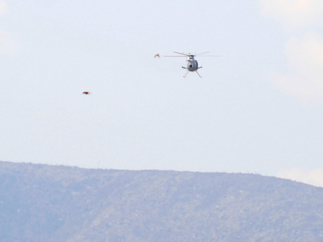 Un helicóptero apoya en el operativo de vigilancia por los municipios que forman parte del "Triángulo Rojo" en Puebla.