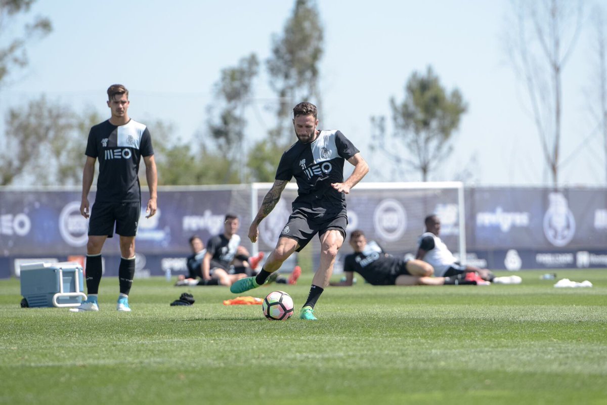 Layún en entrenamiento con Porto