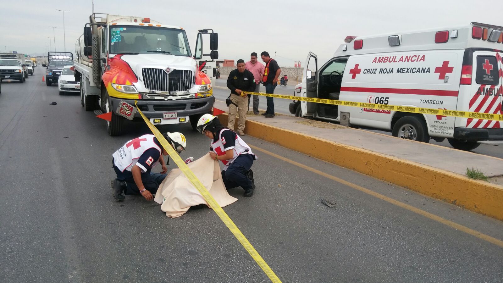 En Torreón, un peatón falleció al ser atropellado por una pipa de agua en el Periférico.