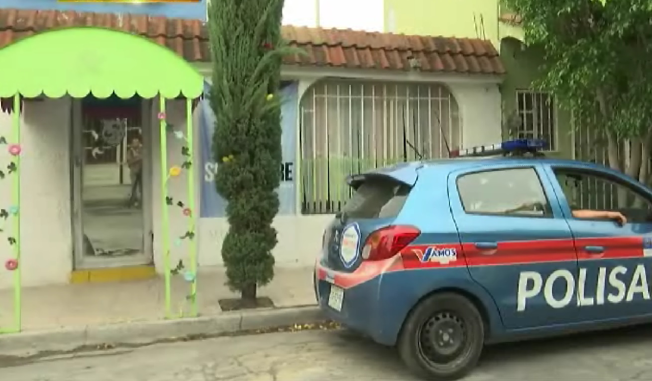 Una patrulla de Polisan resguarda la entrada de la estancia. 