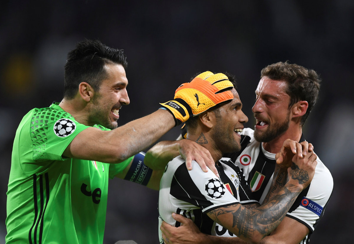 Buffon y Marchisio festejan tras la anotación de Dani Alves