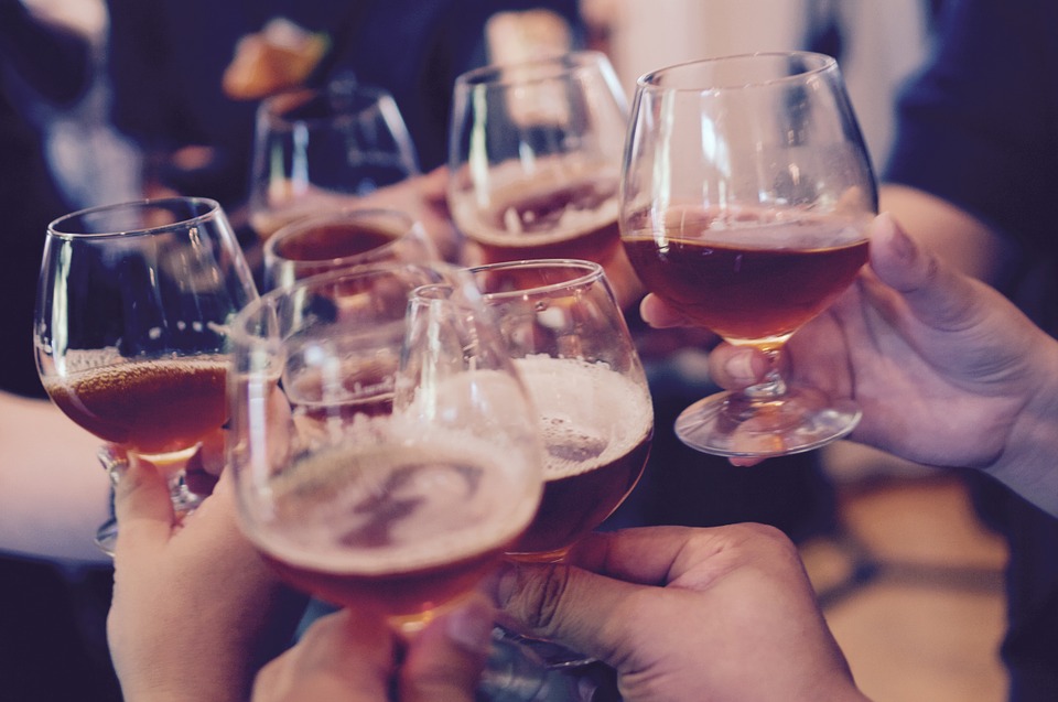 El consumo de alcohol en exceso puede generar "heterocuriosos" 
