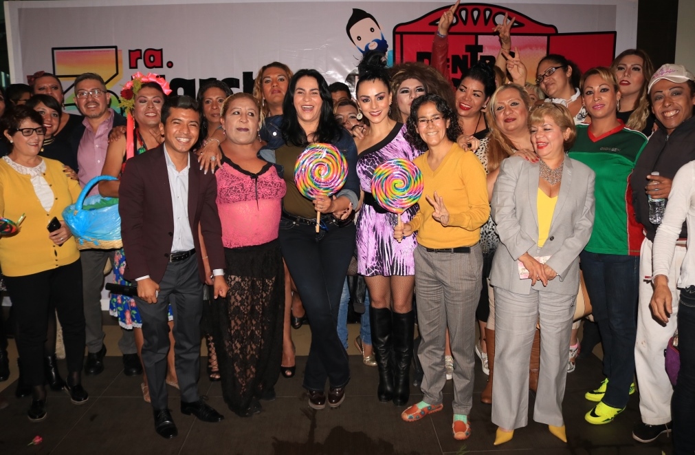 Con integrantes de la comunidad LGBTTTI, la jefa delegacional en Iztapalapa, Dione Anguiano, anunció una campaña contra la discriminación al interior 