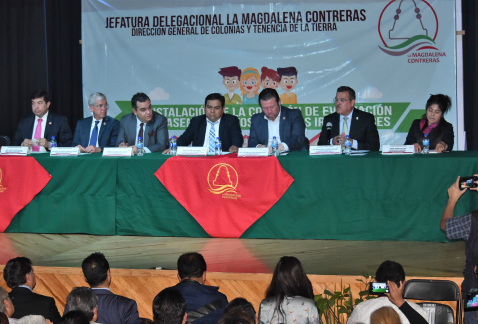 El jefe delegacional en Magdalena Contreras, Fernando Mercado, e integrantes de la primera Comisión de Evaluación de Asentamientos Humanos Irregulares