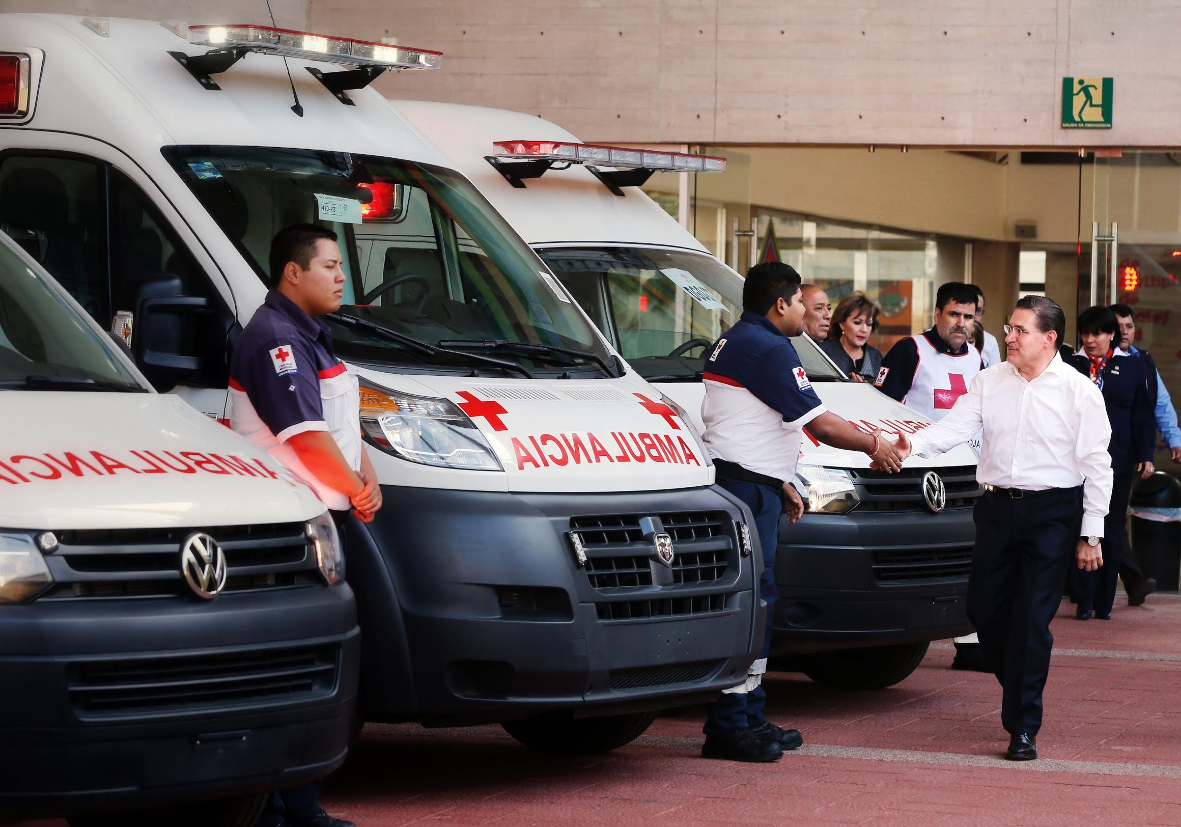 José Rosas Aispuro, Gobernador de Durango, entregó 4 ambulancias a la Cruz Roja.