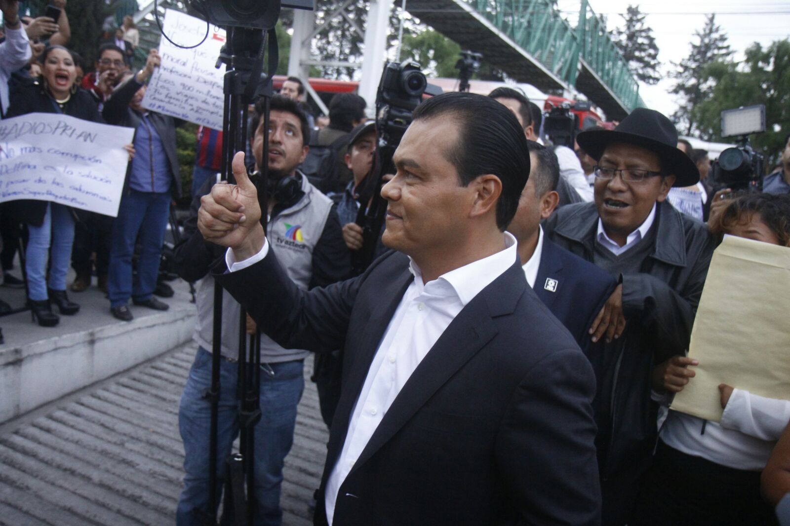 Juan Zepeda Hernández, candidato del PRD, a su llegada al IEEM.