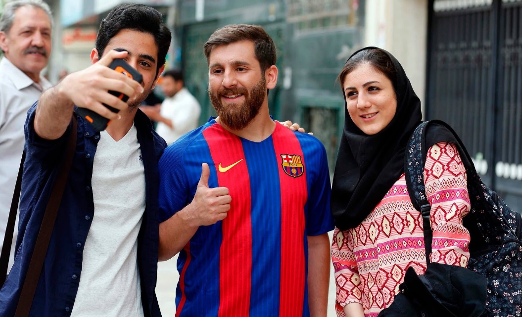 Parastesh sueña con encontrarse con su héroe en Barcelona, incluso convertirse en su doble a tiempo completo. 
