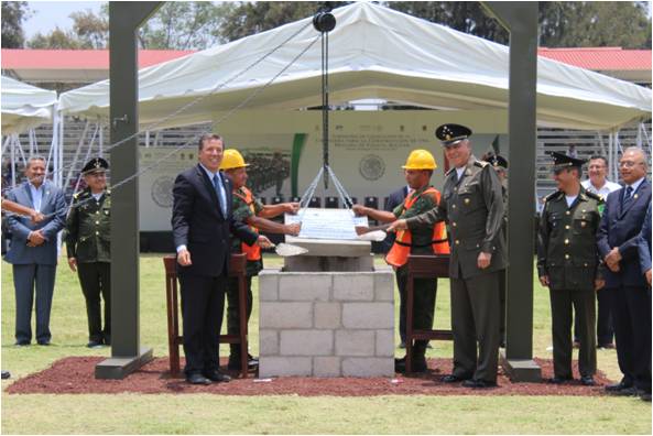 La primera piedra del cuartel fue colocada por el gobernador Miguel Márquez y el general Salvador Cienfuegos. 