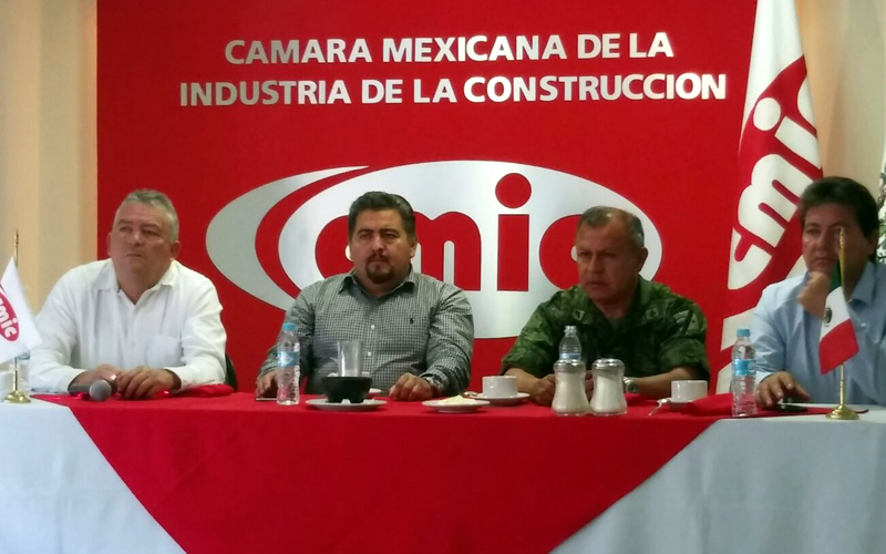 Presentan avances del Cuartel de San Pedro a la CMIC Laguna. 