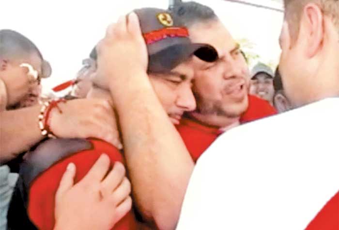 Uno de los cantantes abraza a Gutiérrez Valencia.