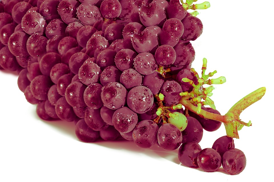Las uvas rojas contienen nutrientes que mejoran el tono de piel y quitan las ojeras