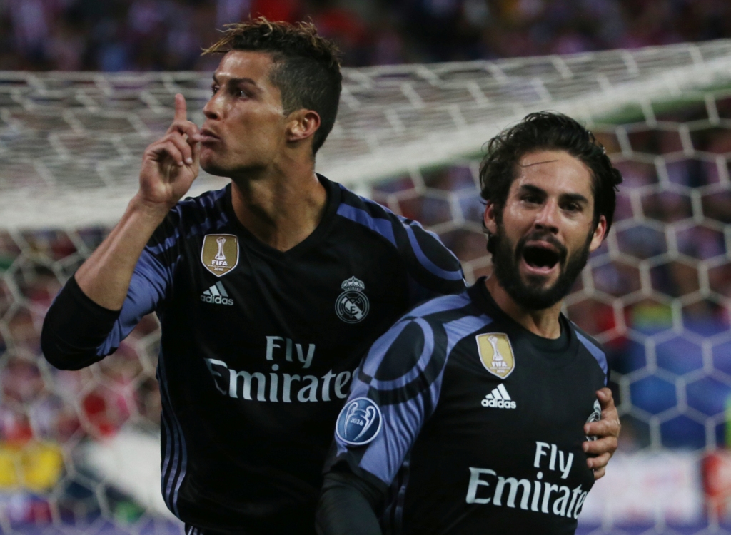 Cristiano Ronaldo celebra el gol de Isco ante el Atlético de Madrid.